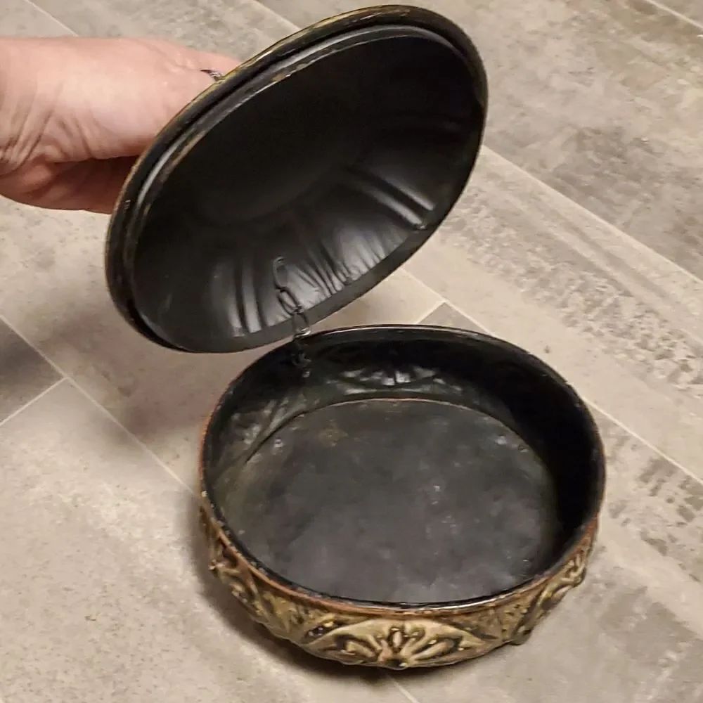 Oval Metal Distressed Trinket Box - Picture 3 of 7